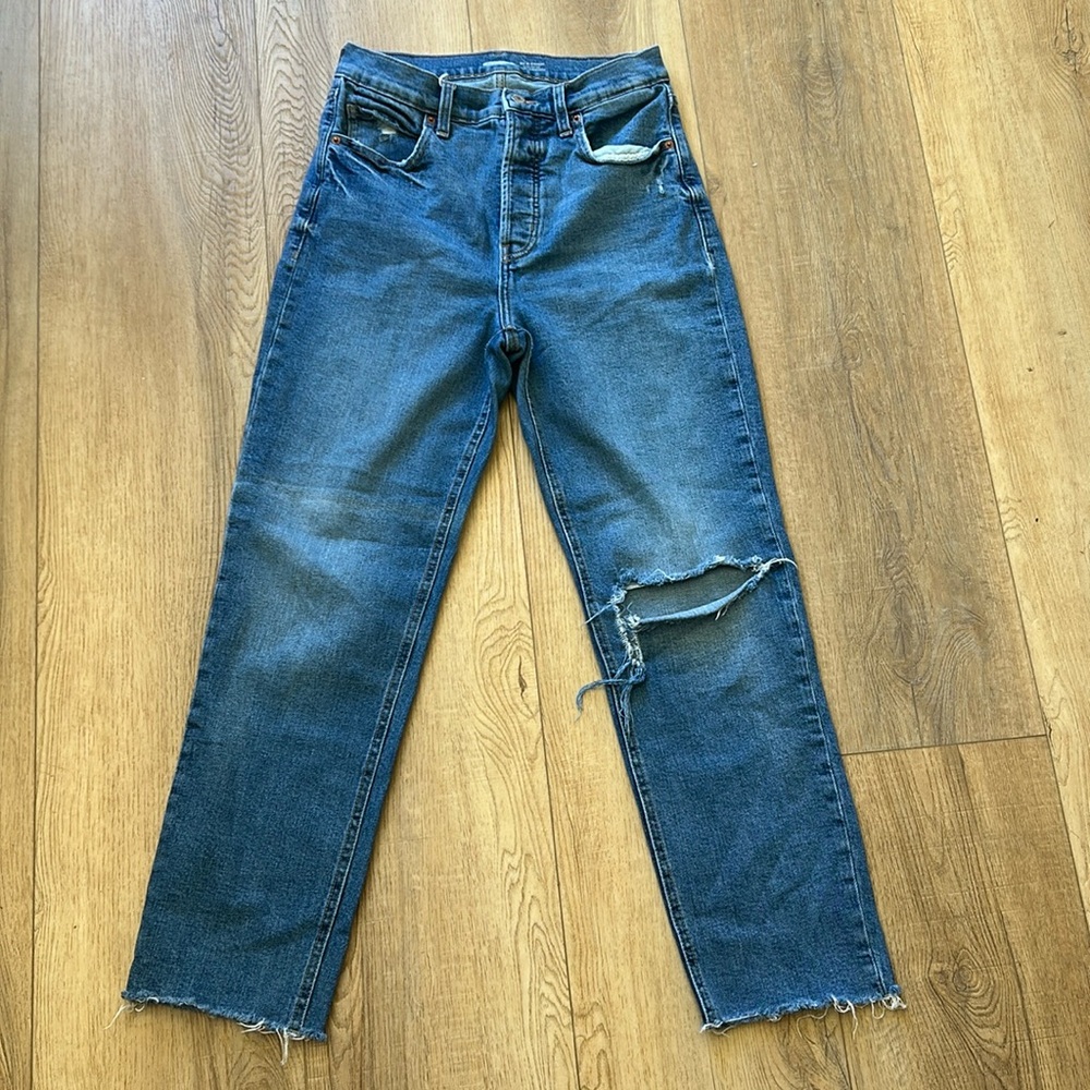 Old Navy Women’s denim. Size 6. Medium wash. Sky high straight style, cut.